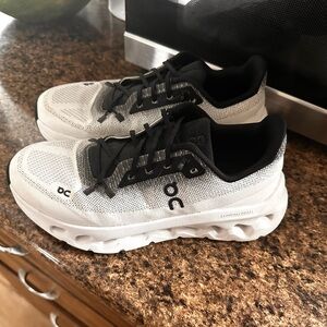 On Cloud white Women's Size 7